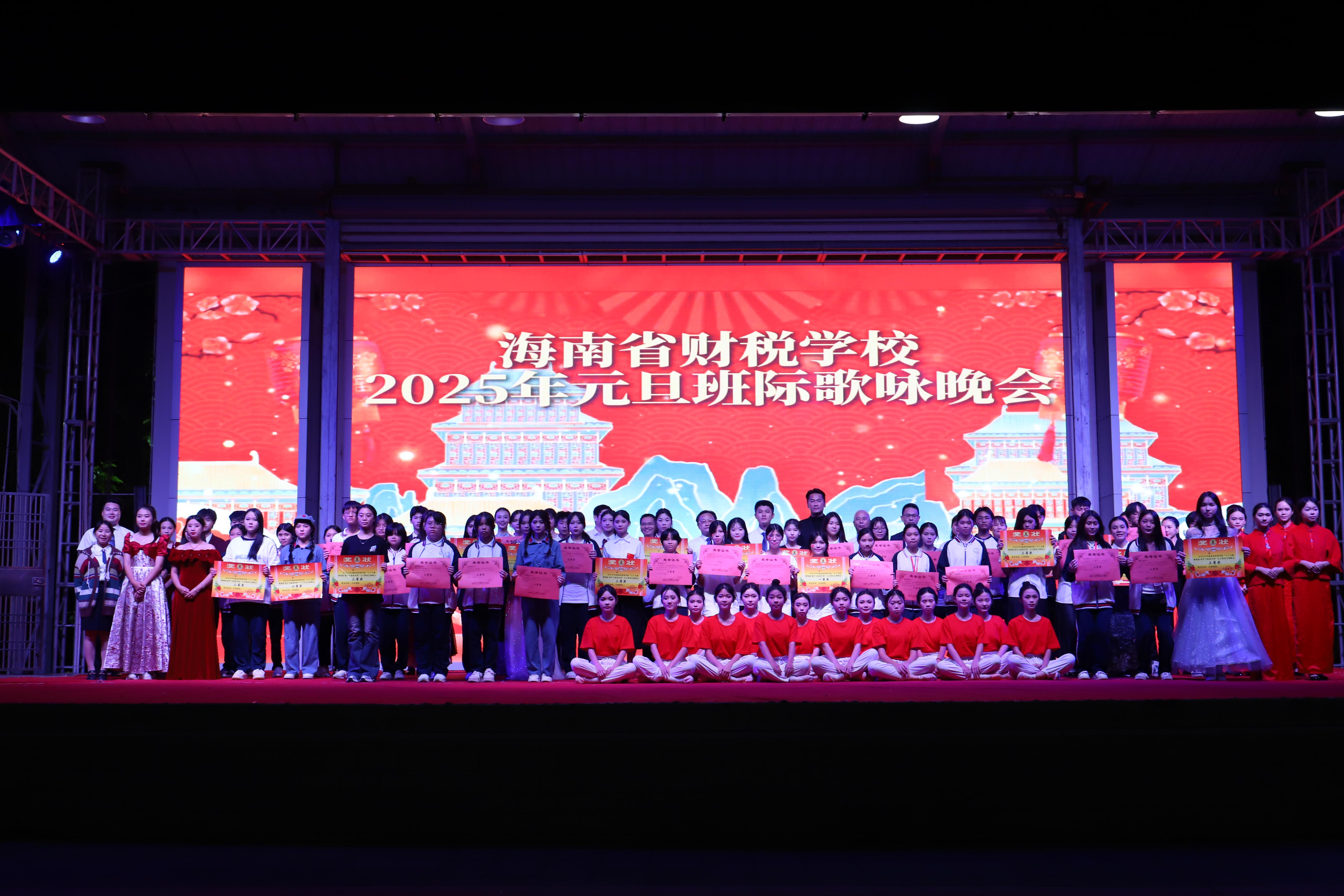七十五载辉煌路 歌声飞扬颂华章...